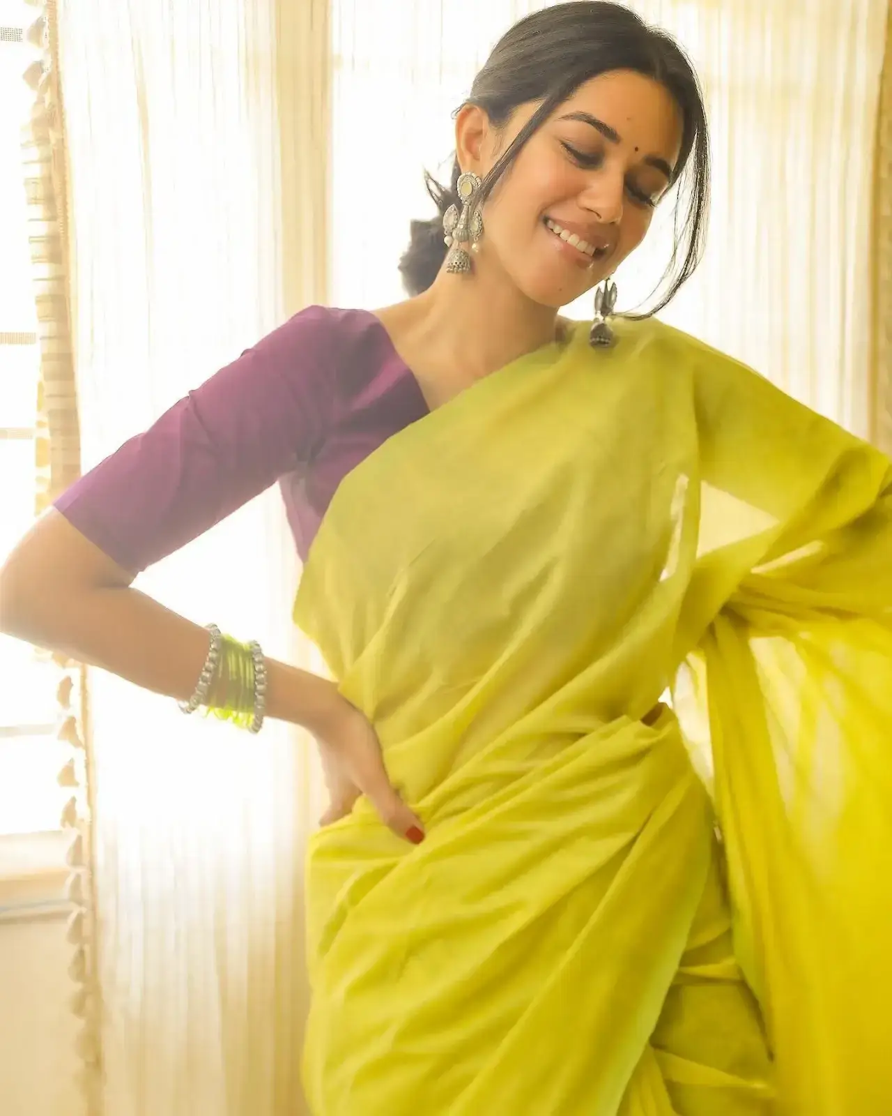 INDIAN ACTRESS MIRNALINI RAVI IN LEMON YELLOW SAREE 4